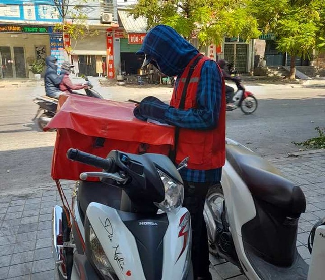 Nghề shipper lên ngôi mùa nắng nóng, bỏ túi vài trăm ngàn đồng/ngày - 1 Nghề shipper lên ngôi mùa nắng nóng, bỏ túi vài trăm ngàn đồng/ngày - 1