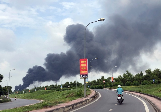 Hà Nội: Cháy lớn gần tổng kho xăng dầu, thùng hóa chất văng xa trăm mét - 16