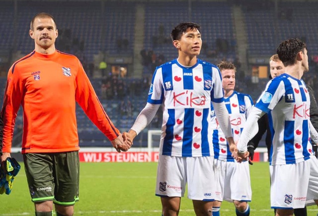 Báo Hà Lan nói gì về việc CLB Hà Nội trả lương cho Văn Hậu ở Heerenveen?