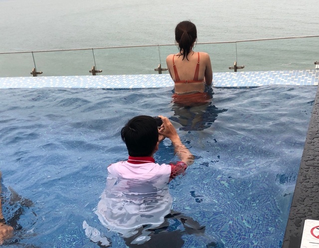 Hai lần đá bạn gái vì đi vệ sinh cũng đòi... chụp hình - 1 Hai lần đá bạn gái vì đi vệ sinh cũng đòi... chụp hình - 1