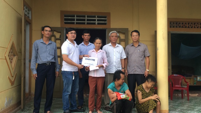 Người mẹ già nuôi 2 con tâm thần được bạn Dân trí ủng hộ gần 70 triệu đồng - 2 Người mẹ già nuôi 2 con tâm thần được bạn Dân trí ủng hộ gần 70 triệu đồng - 2