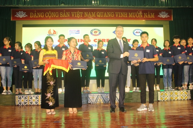Đại sứ Hoa Kỳ trao học bổng cho Trường THPT Dân tộc Nội trú tỉnh Thanh Hóa - 1 Đại sứ Hoa Kỳ trao học bổng cho Trường THPT Dân tộc Nội trú tỉnh Thanh Hóa - 1