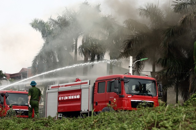 Hà Nội: Cháy lớn gần tổng kho xăng dầu, thùng hóa chất văng xa trăm mét - 11