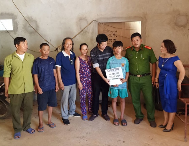 Bạn đọc Dân trí tiếp tục chung tay giúp cậu học trò nghèo cứu mẹ gặp nạn - 1 Bạn đọc Dân trí tiếp tục chung tay giúp cậu học trò nghèo cứu mẹ gặp nạn - 1