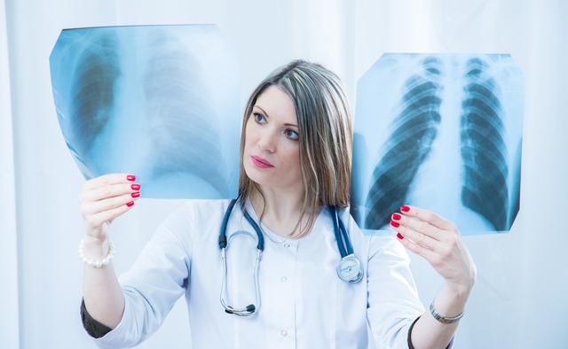 Áp 2 ngón tay vào nhau không thấy khoảng hở: Cảnh giác với bệnh nan y - 1 Áp 2 ngón tay vào nhau không thấy khoảng hở: Cảnh giác với bệnh nan y - 1