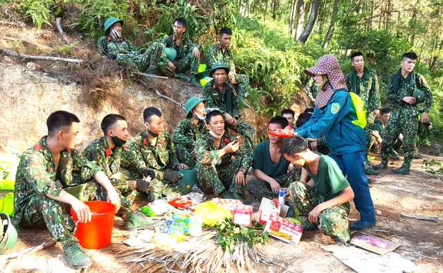 4-anh-chi-em-phu-nu-thon-5-xa-son-tra-huyen-huong-son-tiep-te-nuoc-uong-do-an-nhe-cho-can-bo-chien-sy-tai-hien-truong-vu-chay-1593570604083.jpg