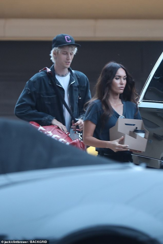 Megan Fox ôm chặt bồ trẻ tại sân bay - 3 Megan Fox ôm chặt bồ trẻ tại sân bay - 3