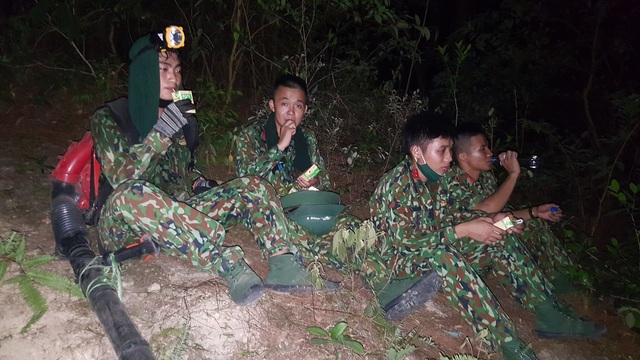 7-anh-cac-chien-sy-tranh-thu-nghi-ngan-giai-khat-de-tiep-tuc-chien-dau-voi-giac-lua-1593572249219.jpg