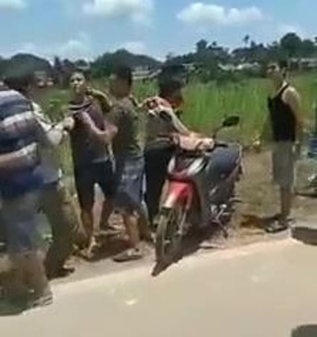 Nổ súng sau va chạm giao thông, nhiều người chạy tán loạn - 1 Nổ súng sau va chạm giao thông, nhiều người chạy tán loạn - 1