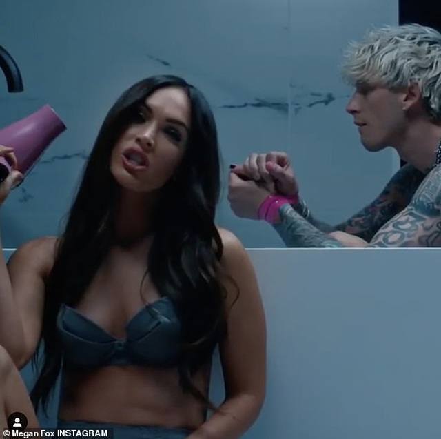 Megan Fox ôm chặt bồ trẻ tại sân bay - 9 Megan Fox ôm chặt bồ trẻ tại sân bay - 9