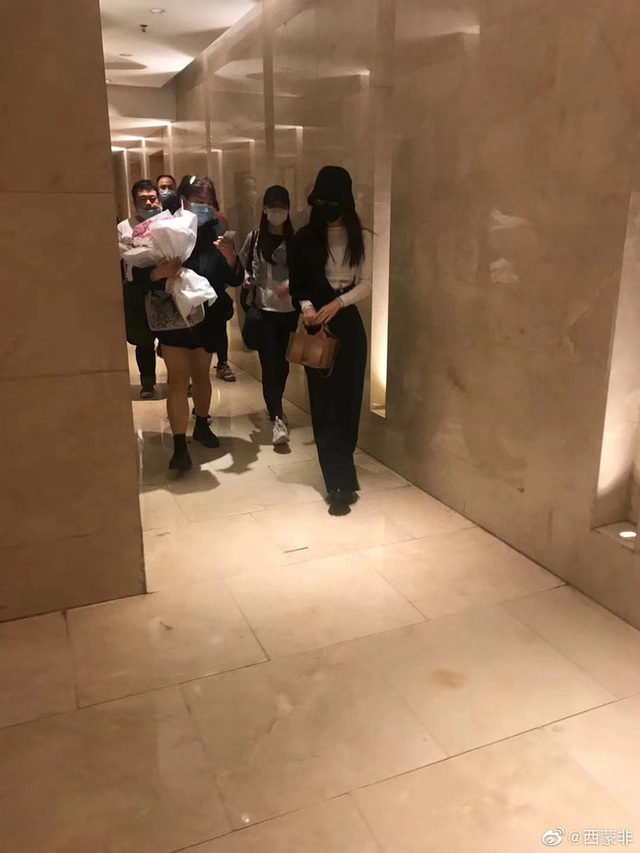Triệu Lệ Dĩnh gây sốt với vòng eo gợi cảm khi đi quay show truyền hình mới - 3 Triệu Lệ Dĩnh gây sốt với vòng eo gợi cảm khi đi quay show truyền hình mới - 3