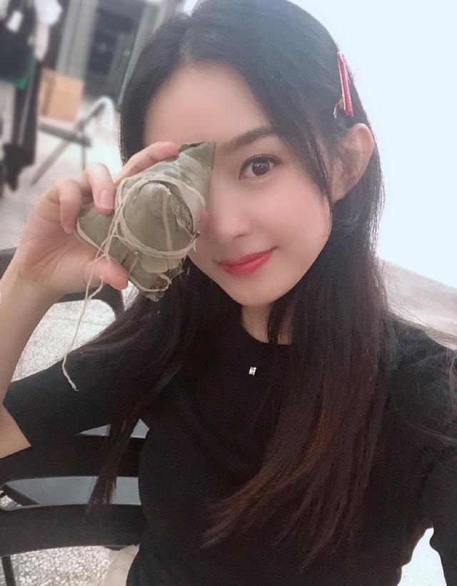 Triệu Lệ Dĩnh gây sốt với vòng eo gợi cảm khi đi quay show truyền hình mới - 10 Triệu Lệ Dĩnh gây sốt với vòng eo gợi cảm khi đi quay show truyền hình mới - 10
