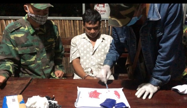 Nửa đêm, mật phục ở vành đai biên giới bắt đối tượng mua bán ma túy - 1 Nửa đêm, mật phục ở vành đai biên giới bắt đối tượng mua bán ma túy - 1