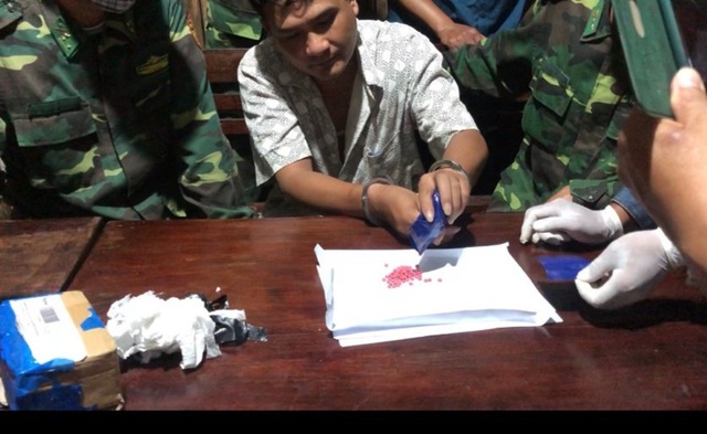 Nửa đêm, mật phục ở vành đai biên giới bắt đối tượng mua bán ma túy - 2 Nửa đêm, mật phục ở vành đai biên giới bắt đối tượng mua bán ma túy - 2