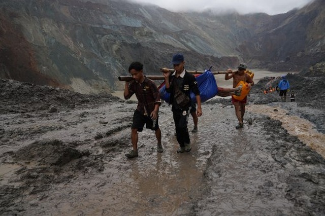 Thi thể nằm la liệt sau khi “sóng thần” bùn ập xuống mỏ ngọc Myanmar - 3 Thi thể nằm la liệt sau khi “sóng thần” bùn ập xuống mỏ ngọc Myanmar - 3