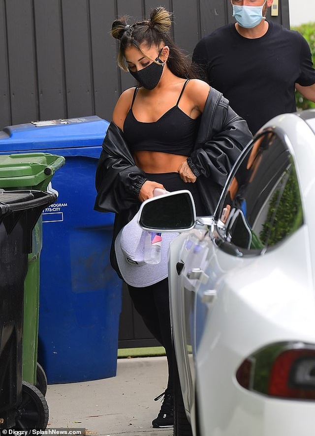 Ariana Grande đeo khẩu trang, khoe eo thon khi tới phòng gym - 1