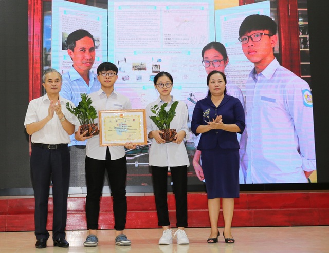Hai học sinh lớp 11 giành giải Đặc biệt Sáng tạo Thanh thiếu niên nhi đồng - 1 Hai học sinh lớp 11 giành giải Đặc biệt Sáng tạo Thanh thiếu niên nhi đồng - 1
