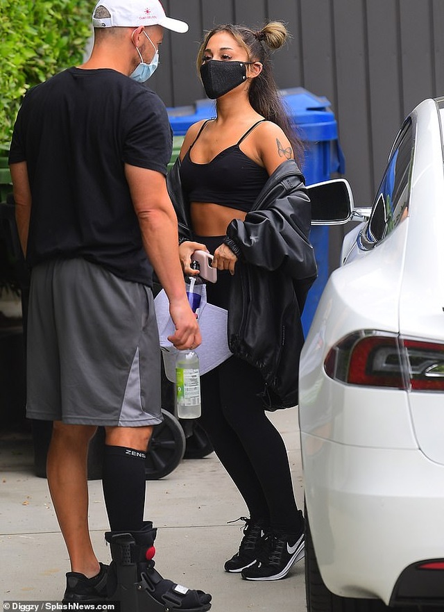 Ariana Grande đeo khẩu trang, khoe eo thon khi tới phòng gym - 2