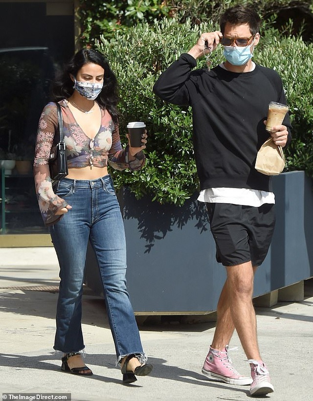 Ariana Grande đeo khẩu trang, khoe eo thon khi tới phòng gym - 5 Ariana Grande đeo khẩu trang, khoe eo thon khi tới phòng gym - 5