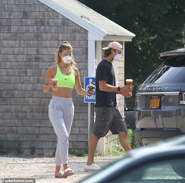 Ariana Grande đeo khẩu trang, khoe eo thon khi tới phòng gym - 8 Ariana Grande đeo khẩu trang, khoe eo thon khi tới phòng gym - 8
