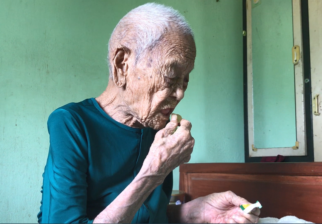 Kỳ lạ cụ bà 107 tuổi ăn 50 viên kẹo mỗi ngày - 2 Kỳ lạ cụ bà 107 tuổi ăn 50 viên kẹo mỗi ngày - 2