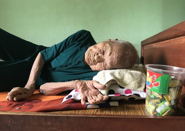Kỳ lạ cụ bà 107 tuổi ăn 50 viên kẹo mỗi ngày - 3 Kỳ lạ cụ bà 107 tuổi ăn 50 viên kẹo mỗi ngày - 3