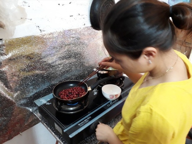 Rơi nước mắt bữa ăn của nữ công nhân - 1 Rơi nước mắt bữa ăn của nữ công nhân - 1
