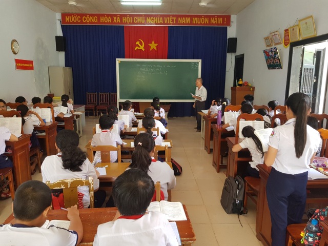 Khánh Hòa: Học sinh phải học nhờ Nhà văn hóa vì thiếu phòng học - 1 Khánh Hòa: Học sinh phải học nhờ Nhà văn hóa vì thiếu phòng học - 1
