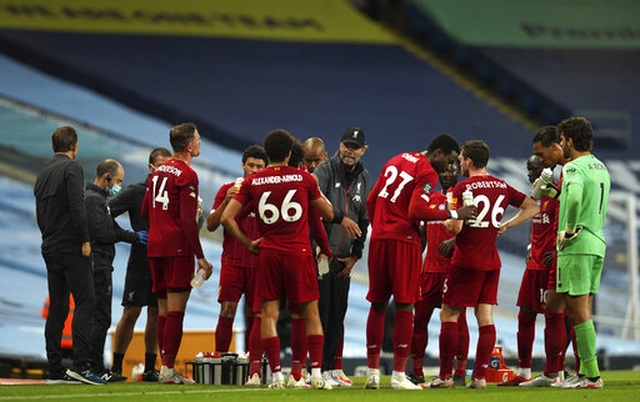 Man City 4-0 Liverpool: Nhà ĐKVĐ nhận trái đắng - 1