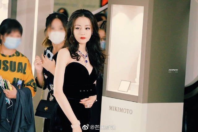 Địch Lệ Nhiệt Ba khoe thềm ngực đầy và gương mặt “không góc chết” - 7 Địch Lệ Nhiệt Ba khoe thềm ngực đầy và gương mặt “không góc chết” - 7