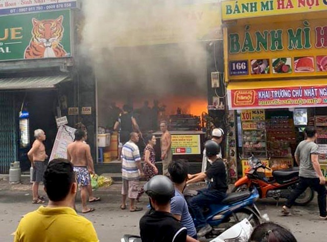 Cứu 7 người mắc kẹt trong đám cháy ở Sài Gòn - 1 Cứu 7 người mắc kẹt trong đám cháy ở Sài Gòn - 1