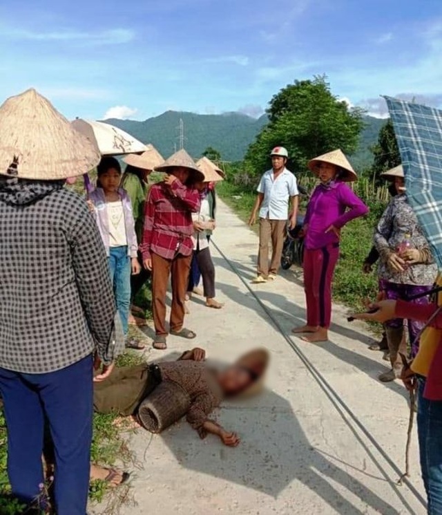 Một phụ nữ bị dây điện rơi trúng đầu bất tỉnh - 1 Một phụ nữ bị dây điện rơi trúng đầu bất tỉnh - 1