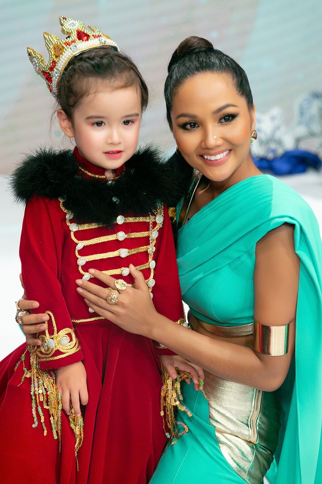 H’Hen Niê múa lụa khi hóa thân thành công chúa Jasmine - 9 H’Hen Niê múa lụa khi hóa thân thành công chúa Jasmine - 9