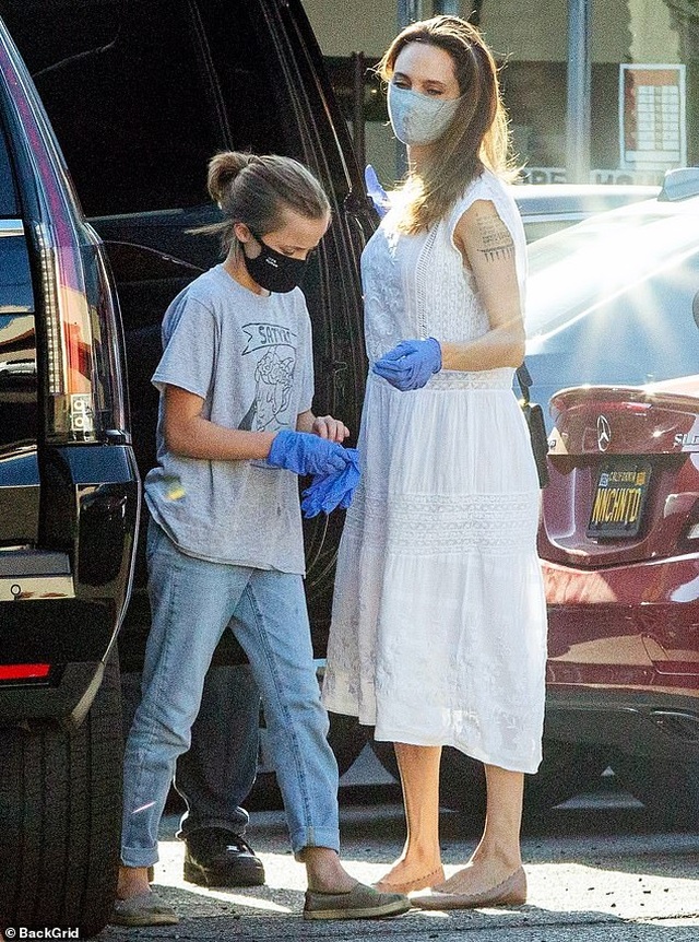 Angelina Jolie đeo khẩu trang và găng tay ra phố - 3 Angelina Jolie đeo khẩu trang và găng tay ra phố - 3