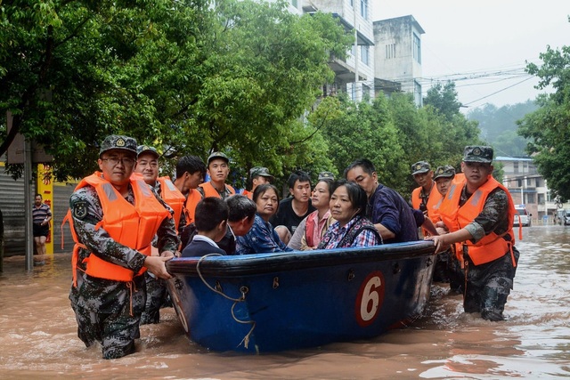Bùn lầy chảy từ cửa sổ nhà dân như thác nước tại Trung Quốc - 2 Bùn lầy chảy từ cửa sổ nhà dân như thác nước tại Trung Quốc - 2