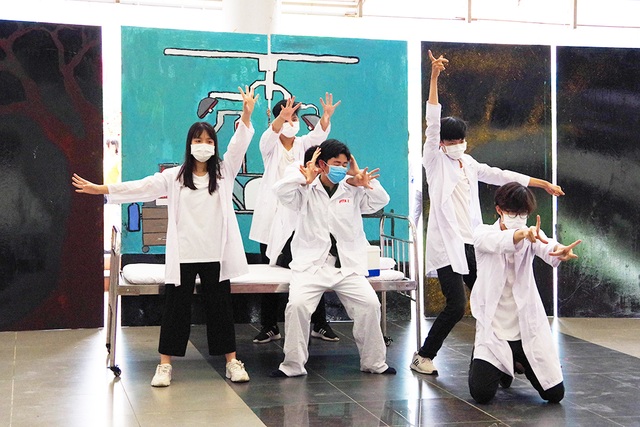 Học sinh trường Ams nhảy vũ điệu “đánh đuổi virus”, tri ân các y, bác sĩ - 3 Học sinh trường Ams nhảy vũ điệu “đánh đuổi virus”, tri ân các y, bác sĩ - 3