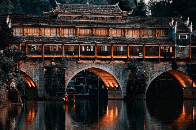 Vẻ đẹp mộng mị của Phượng Hoàng cổ trấn trước khi ngập trong biển lũ - 8 Vẻ đẹp mộng mị của Phượng Hoàng cổ trấn trước khi ngập trong biển lũ - 8