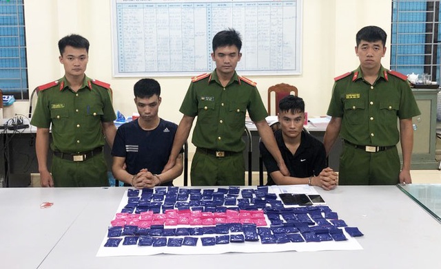 Bắt đối tượng vận chuyển hơn 23.000 viên ma túy giấu trong thùng mật ong - 1 Bắt đối tượng vận chuyển hơn 23.000 viên ma túy giấu trong thùng mật ong - 1