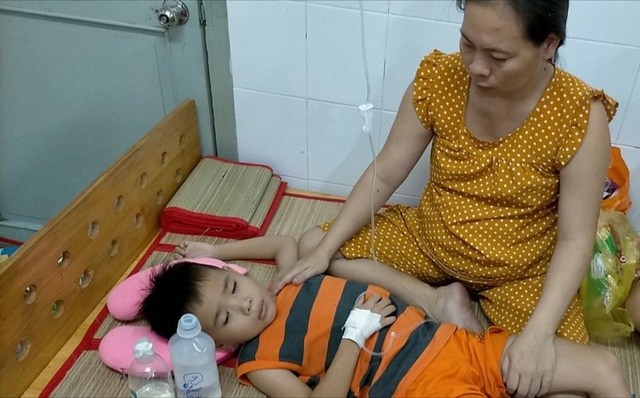 Thương bé trai 9 tuổi chưa được đến trường vì đang phải lấy viện làm nhà - 3 Thương bé trai 9 tuổi chưa được đến trường vì đang phải lấy viện làm nhà - 3