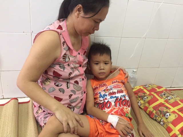Thương bé trai 9 tuổi chưa được đến trường vì đang phải lấy viện làm nhà - 1 Thương bé trai 9 tuổi chưa được đến trường vì đang phải lấy viện làm nhà - 1