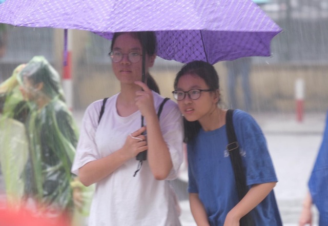 Hà Nội: 4.000 học sinh đội mưa giành vé vào lớp 10 THPT chuyên Ngoại ngữ - 1 Hà Nội: 4.000 học sinh đội mưa giành vé vào lớp 10 THPT chuyên Ngoại ngữ - 1