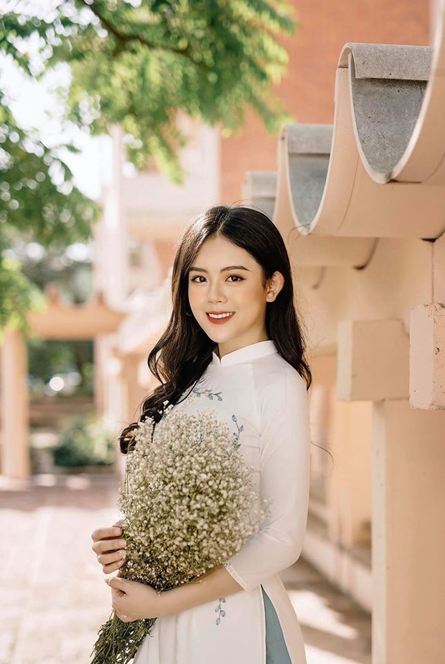 Nữ sinh Ngoại thương đa tài, sở hữu nhan sắc khiến bao trái tim ngơ ngẩn - 1 Nữ sinh Ngoại thương đa tài, sở hữu nhan sắc khiến bao trái tim ngơ ngẩn - 1