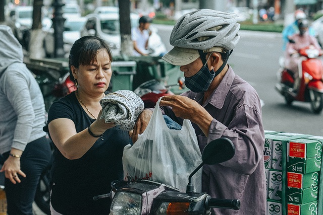 Tấm áo, bữa cơm thơm thảo giúp người khó khăn ở Đà Nẵng - 3 Tấm áo, bữa cơm thơm thảo giúp người khó khăn ở Đà Nẵng - 3