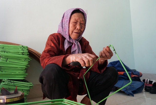 Cảm phục cụ bà gần 90 tuổi ra đồng thấy khỏe hơn ở nhà - 3 Cảm phục cụ bà gần 90 tuổi ra đồng thấy khỏe hơn ở nhà - 3