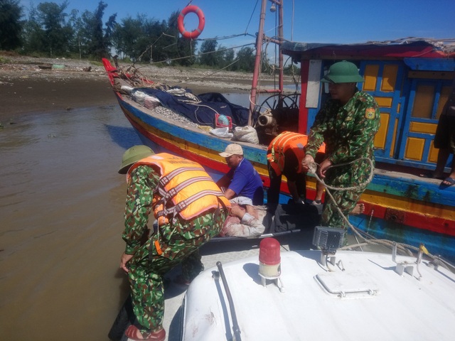 Cứu kịp thời thuyền viên bị thanh sắt rơi trúng đầu - 2 Cứu kịp thời thuyền viên bị thanh sắt rơi trúng đầu - 2