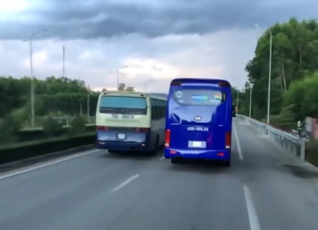 Xe chở công nhân “đua” cùng xe chữa cháy đang đi làm nhiệm vụ - 2 Xe chở công nhân “đua” cùng xe chữa cháy đang đi làm nhiệm vụ - 2