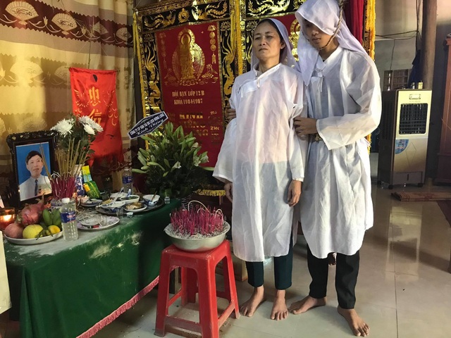 Hơn 55 triệu đồng của bạn đọc được trao đến cậu học trò nghèo nuôi mẹ mù - 1 Hơn 55 triệu đồng của bạn đọc được trao đến cậu học trò nghèo nuôi mẹ mù - 1