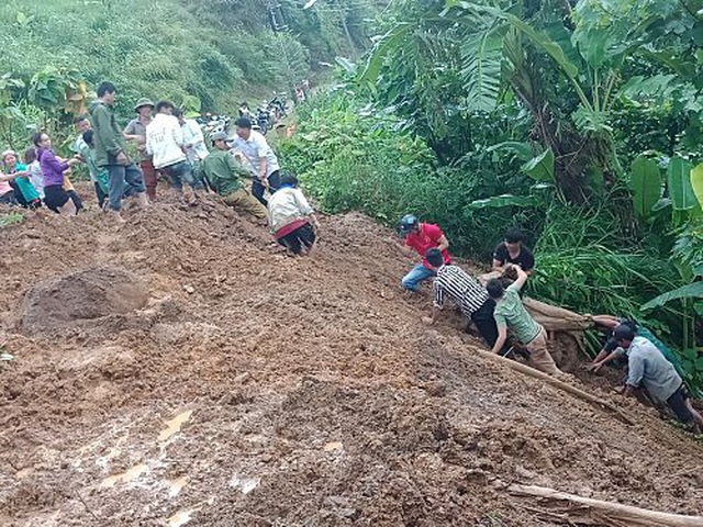 Phó Thủ tướng yêu cầu khẩn trương ứng phó, khắc phục hậu quả mưa lũ - 2