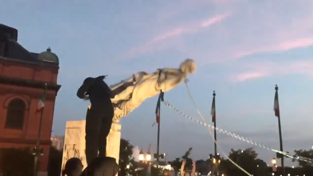 Người biểu tình kéo đổ tượng Columbus trong ngày quốc khánh Mỹ