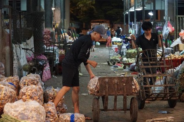 Vui buồn nghề cửu vạn ở chợ đêm Sài Gòn - 14 Vui buồn nghề cửu vạn ở chợ đêm Sài Gòn - 14